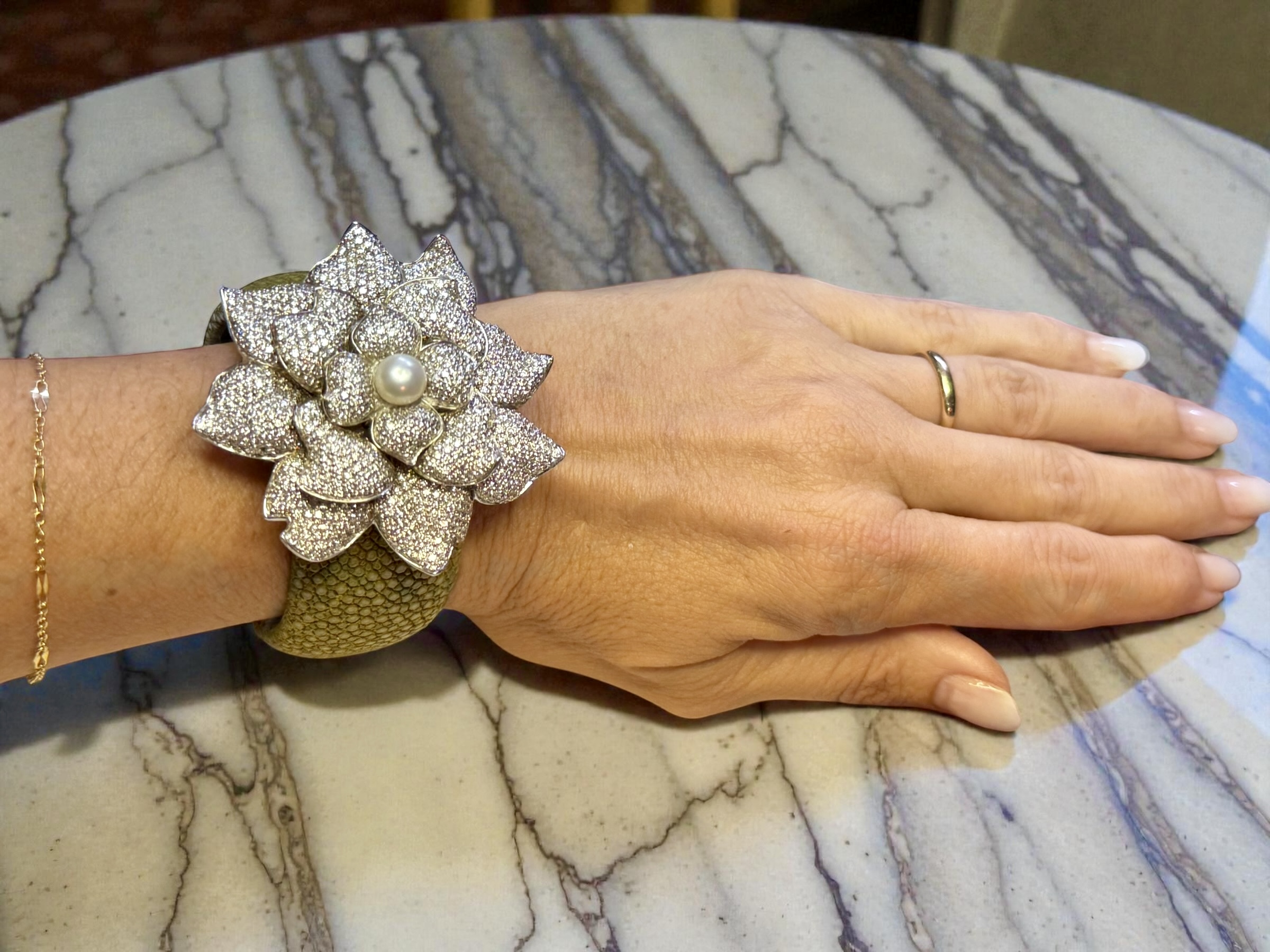 Bracciale pelle di razza e zirconi - immagine 3