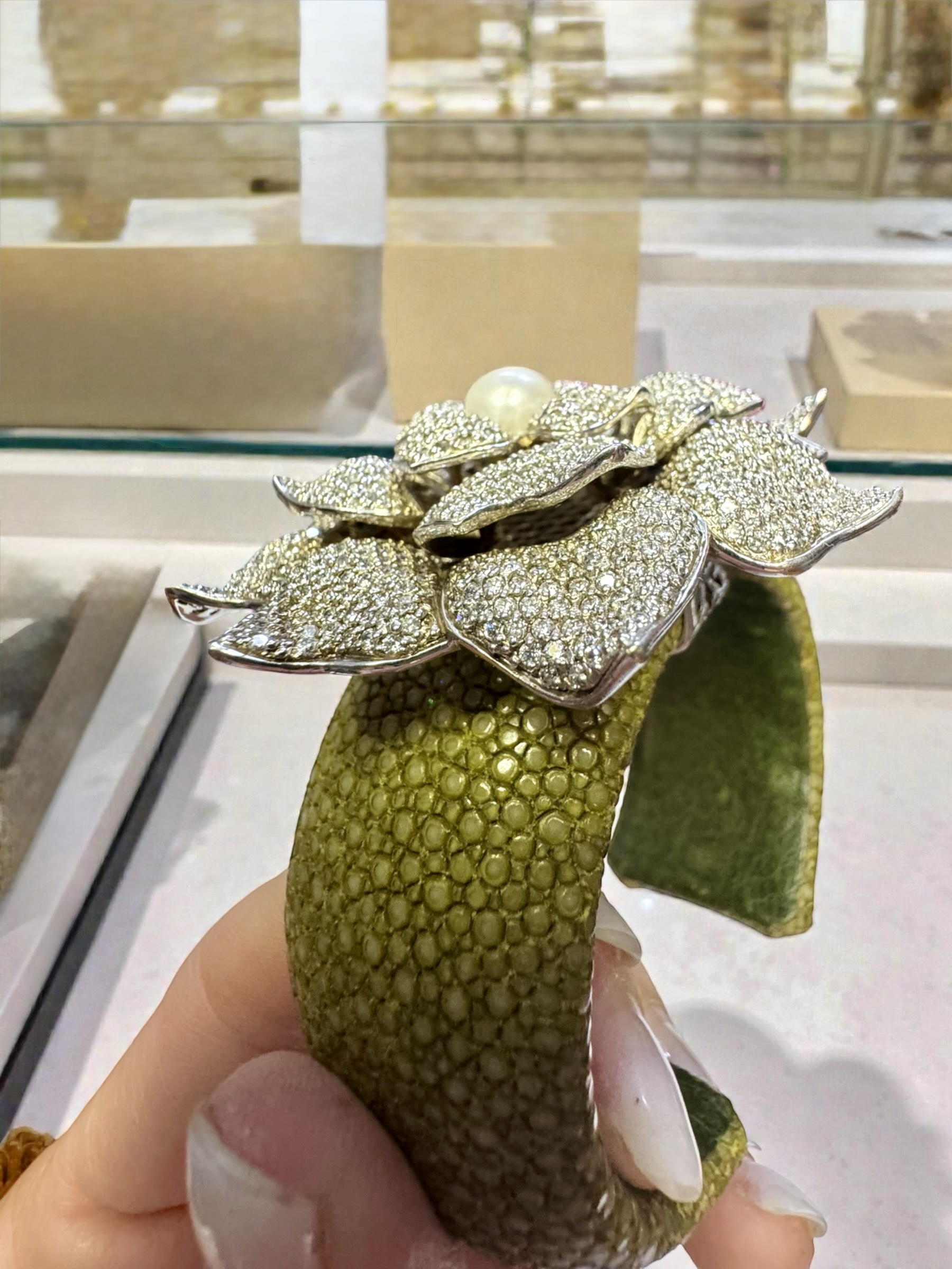 Bracciale pelle di razza e zirconi - immagine 8